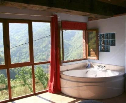 Precioso rincón con vistas a las montañas y jacuzzi privado del apartamento.