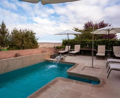 Zona exterior con piscina y mobiliario de este hotel con encanto.