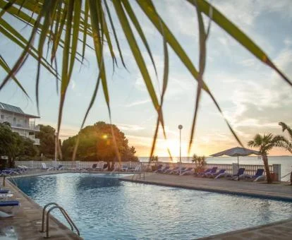 Amplia piscina con preciosas vistas al mar de este hotel con encanto.