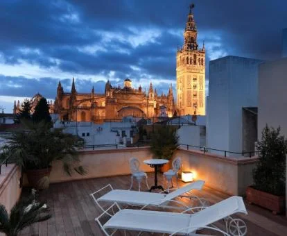 Terraza solarium con fabulosas vistas a la catedral de Sevilla.