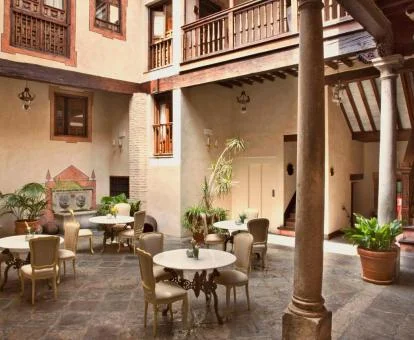 Patio interior con comedores de este coqueto hotel con encanto.