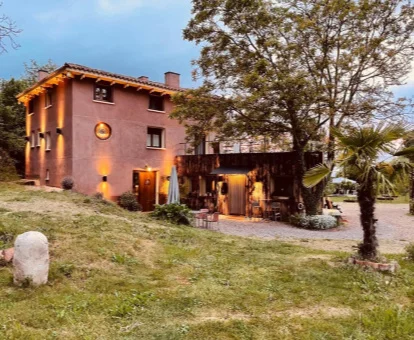 Edificio de este coqueto hotel rural en la naturaleza.