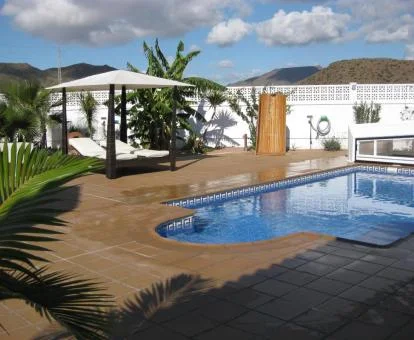 Terraza exterior con piscina y solarium de este hotel con encanto.