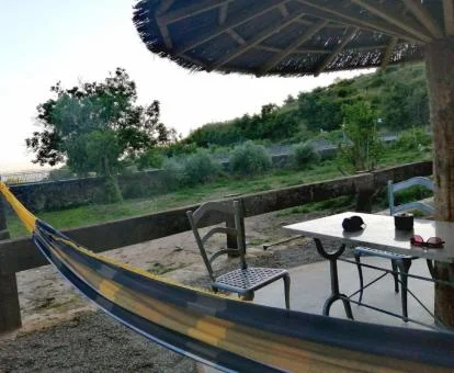 Zona exterior con mobiliario y vistas a la naturaleza de este alojamiento rural.