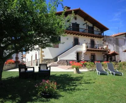 Agradable edificio de este hotel rural con amplios jardines y mobiliario.