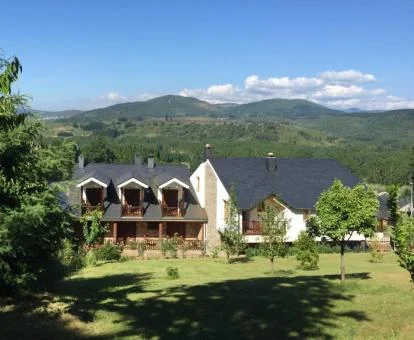 Edificio de este establecimiento rural con amplios jardines rodeada de naturaleza.