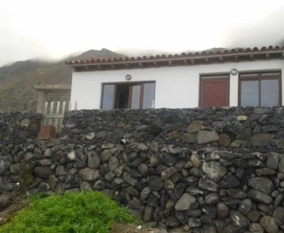 Acogedora casa rural en un entorno tranquilo para descansar.