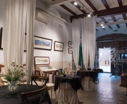 Elegante salón comedor de este hotel solo para adultos.