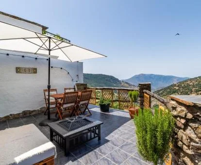 Terraza amueblada con maravillosas vistas a la naturaleza de esta casa independiente.