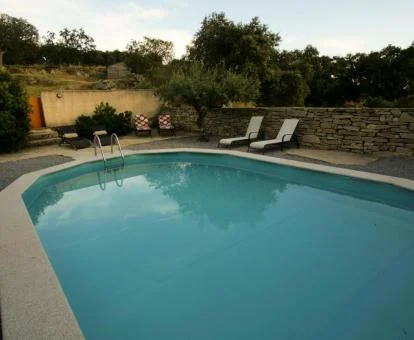 Zona exterior con piscina de este complejo de casas rurales.