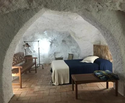 Preciosa habitación cueva con cama doble de esta coqueta casa independiente.