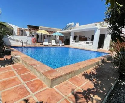 Amplia zona exterior con piscina y mobiliario de este hotel con encanto.