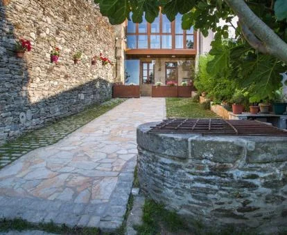 Fachada de este precioso alojamiento con zona exterior.