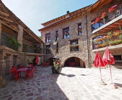Patio interior con mobiliario de este coqueto hotel rural.