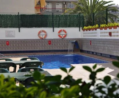 Acogedora piscina exterior de este hotel solo para adultos.