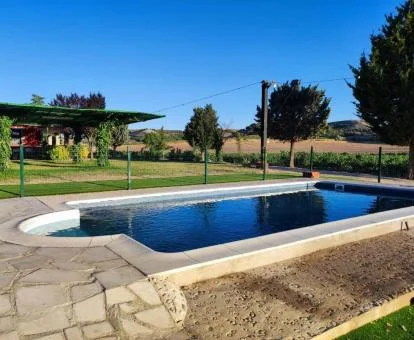 Piscina exterior de esta coqueta casa bodega.