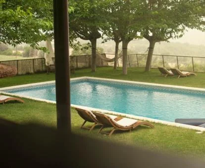 Preciosa zona exterior de este hotel con encanto con piscina y bonitas vistas.