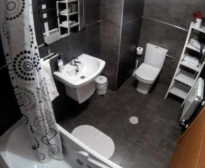 Baño con bañera de hidromasaje privada de este apartamento independiente.
