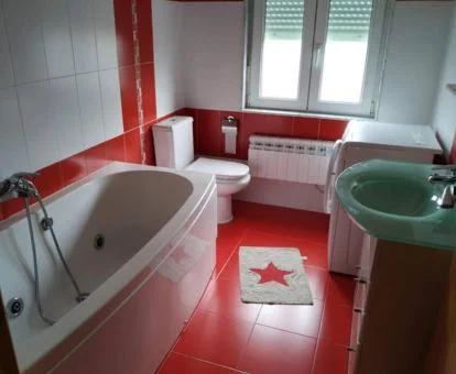 Baño con bañera de hidromasaje privada de este apartamento independiente.