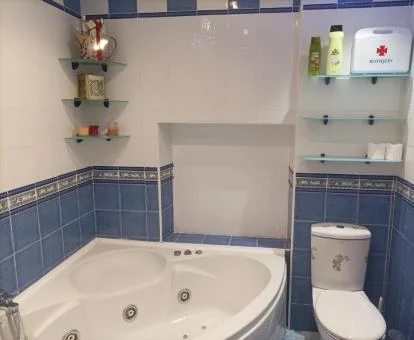 Baño con bañera de hidromasaje privada de este apartamento independiente.