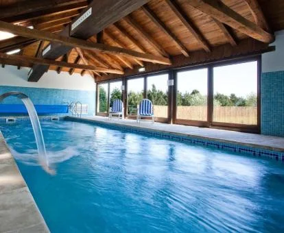 Piscina cubierta con hidroterapia y vistas de este hotel con encanto.