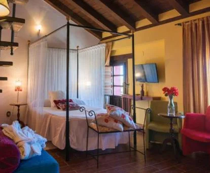 Una de las preciosas habitaciones con cama con dosel del hotel.