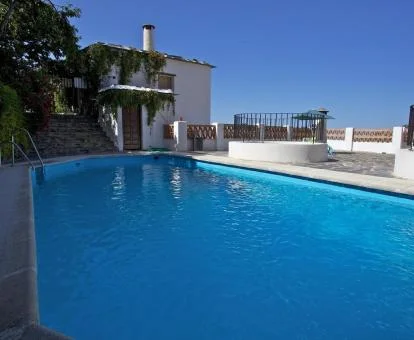 Maravillosa zona exterior con piscina al aire libre de esta casa independiente.