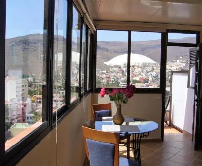 Terraza acristalada con bonitas vistas de uno de los apartamentos del complejo.