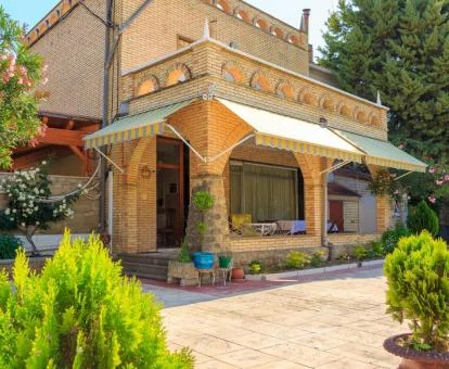 Casa independiente con amplias zonas exteriores y jardín.