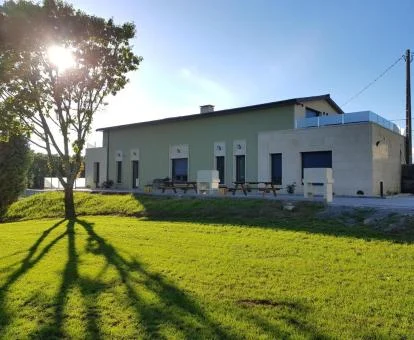 Edificio de este complejo de apartamentos con amplios jardines y terraza amueblada.