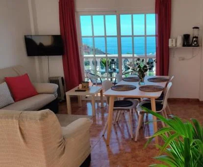 Interior de uno de los preciosos apartamentos con vistas al mar del establecimiento.