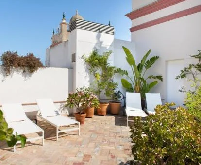 Agradable terraza solarium de este hotel con encanto.