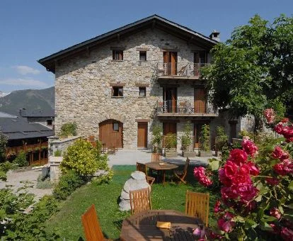 Edificio de este hotel rural con zonas exteriores.