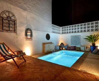 Acogedor patio con piscina de este hotel romántico.