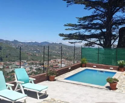 Zona exterior con piscina y preciosas vistas de esta coqueta casa cueva.