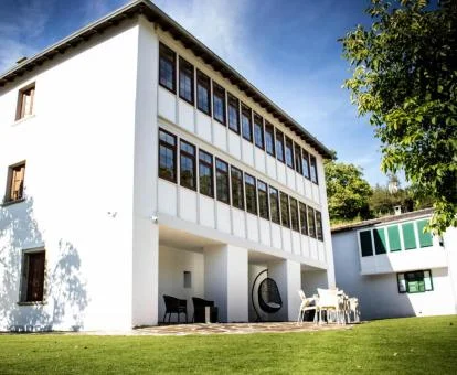 Edificio con amplios jardines de este hotel boutique.