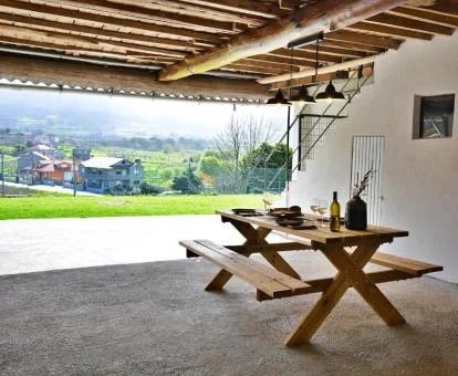Terraza con mobiliario y vistas al campo que rodea este alojamiento rural.