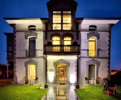 Edificio de este hotel sol para adultos con amplios jardines.