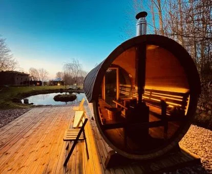 Coqueta sauna exterior del centro de bienestar del hotel.