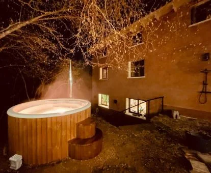 Acogedor jacuzzi en un entorno tranquilo de este hotel romántico.
