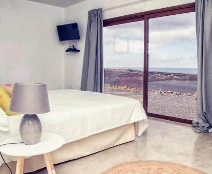 Una de las habitaciones con vistas al entorno rural que rodea este alojamiento.