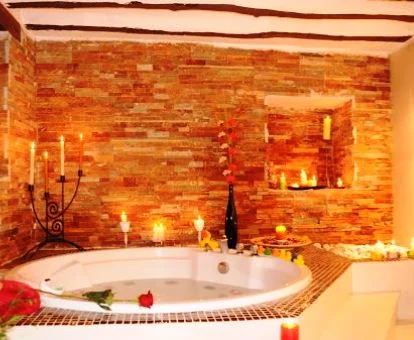 Acogedor centro de bienestar con jacuzzi de este hotel ideal para parejas.