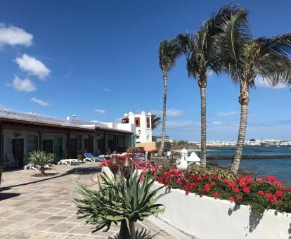Hotel solo para adultos con amplia zona exterior y vistas al mar.