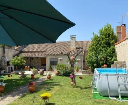 Acogedora casa rural con zona exterior ajardinada y piscina privada.