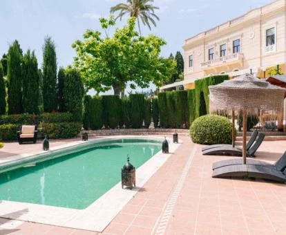 Hotel con encanto con zona exterior y piscina.