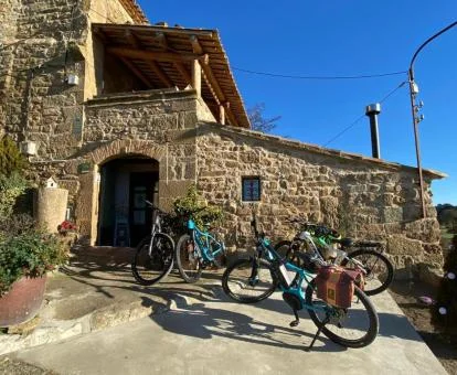 Fachada de este hotel rural con terraza.
