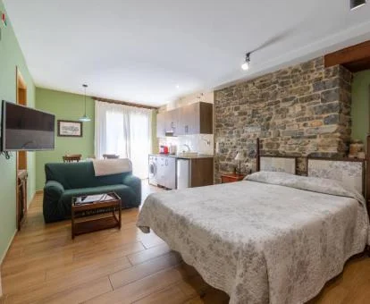 Interior de uno de los acogedores apartamentos rústicos de este establecimiento.