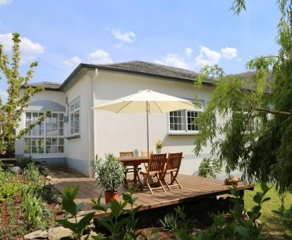 Preciosa casa independiente con bellos jardines y terraza.