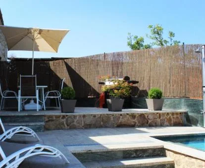 Agradable zona exterior privada de esta casa independiente con piscina.