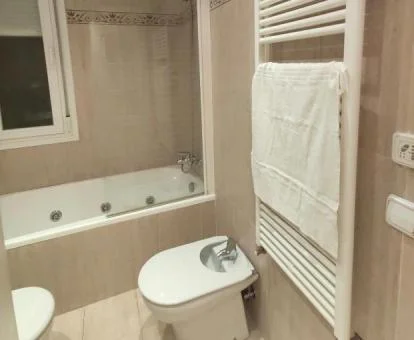 Baño con bañera de hidromasaje privada de este moderno apartamento independiente.